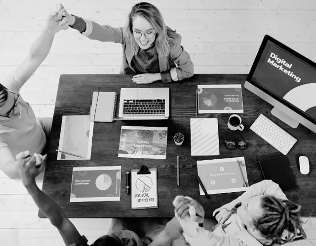 Colegas de trabalho comemorando conquista