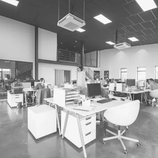 Visão panorâmica de um escritório com os colaboradores trabalhando